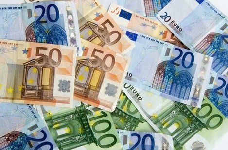 Evro je pao prema dugim valutama nakon sto je industrijska proizvodnja u evrozoni pala u martu